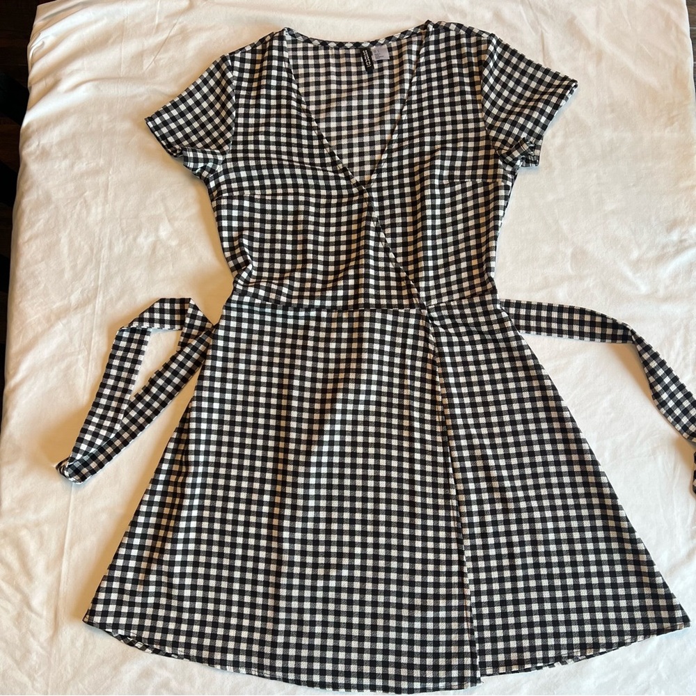 H&M Divided black and white plaid check wrap style dress - Picture 3 of 13